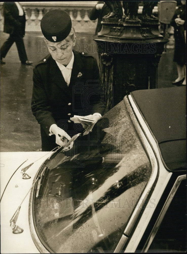 1968 Press Photo Woman Sliding Pamphlet under Windshield Wipers on Car - Historic Images