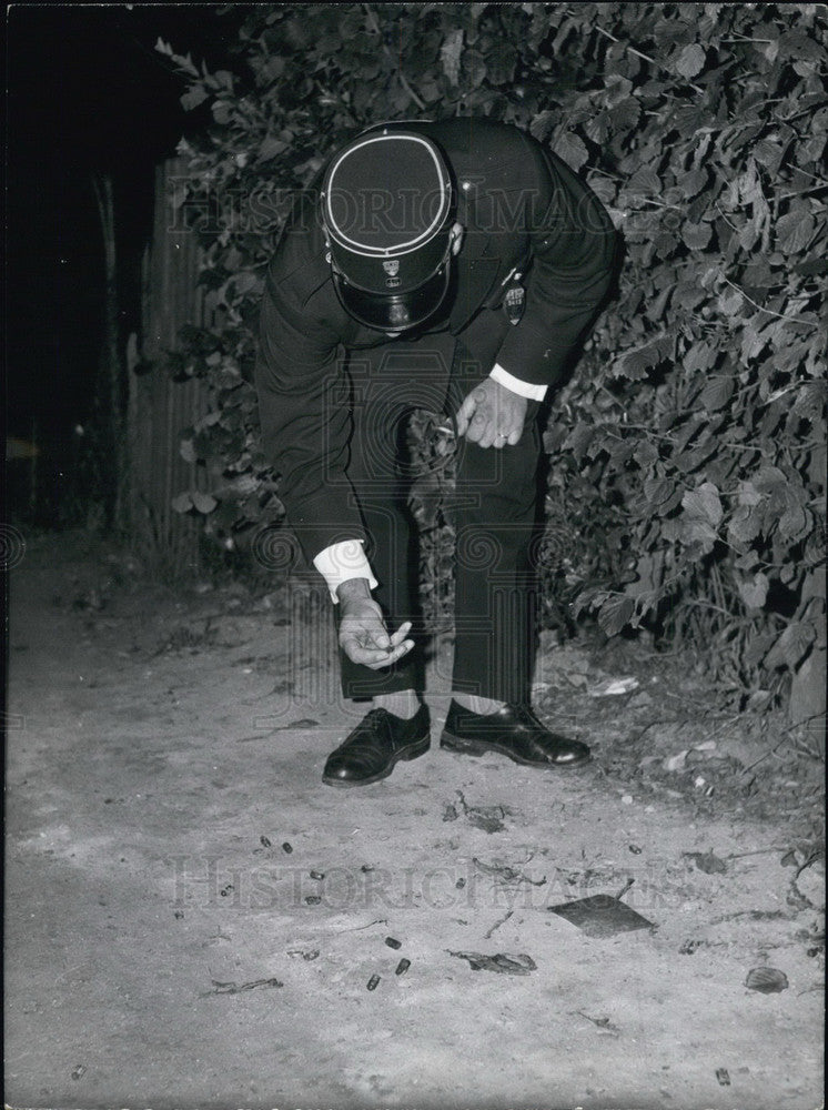 1962 Press Photo Police Inspector Finds Bullet Casings Strewn in the Street-Historic Images