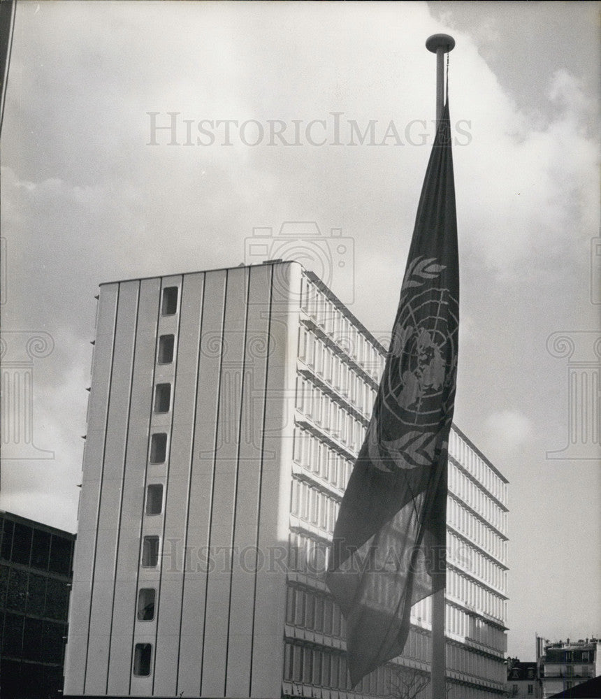 1970 Press Photo UNESCO's Fifth Building on Rue Miollis in Paris & UNESCO Flag-Historic Images