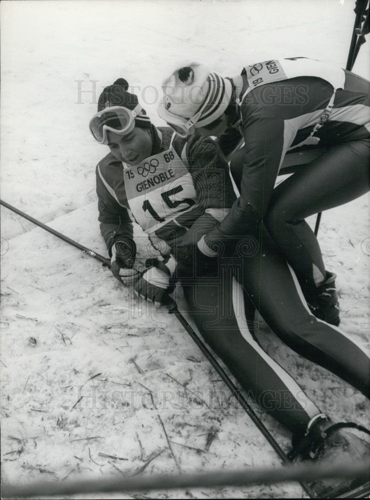 1968 Press Photo Isabelle Mir Helps Marielle Goitshel Get Up Olympic Slalom Race - Historic Images