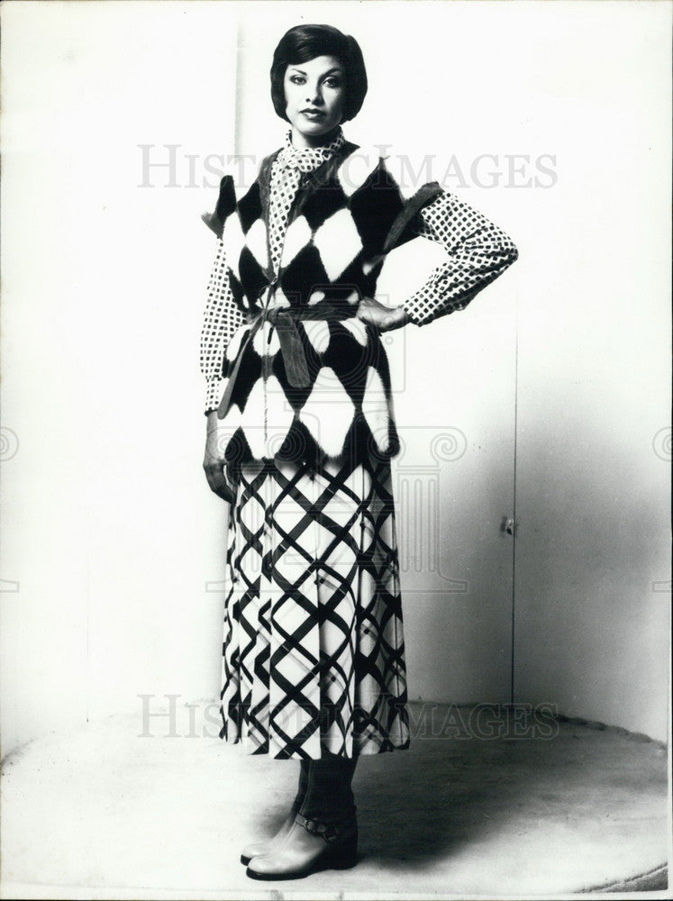 1972 Press Photo Model in Emmanuel Ungaro Skirt & Blouse with Fur Vest & Belt-Historic Images