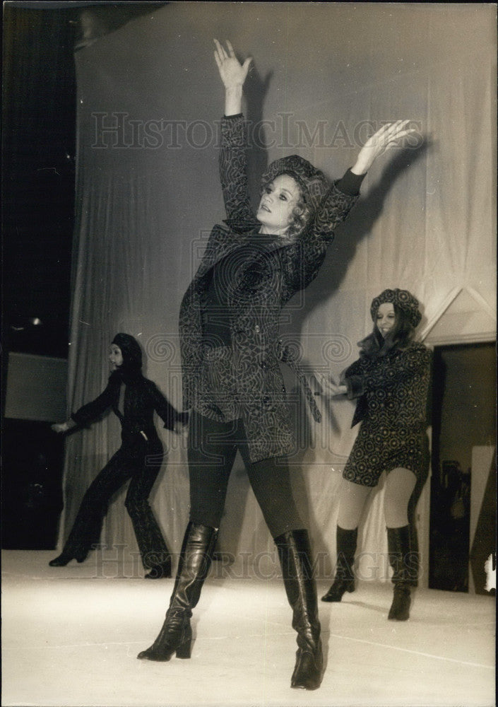 1971 Press Photo Gaston Januet Label Presents Collection "Get" Jean Pomarede-Historic Images