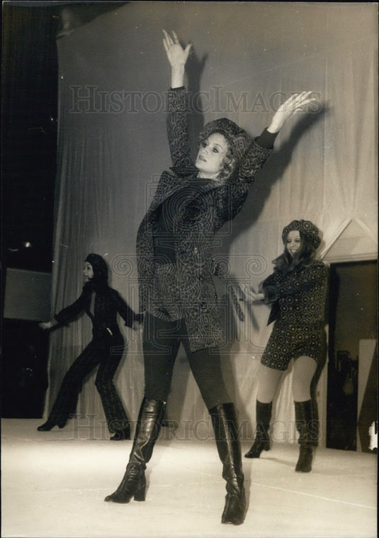 1971 Press Photo Gaston Januet Label Presents Collection "Get" Jean Pomarede-Historic Images