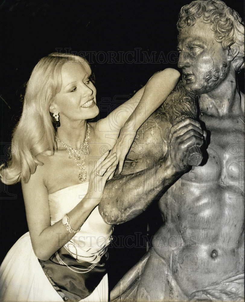 1980 Press Photo Blonde Model Wearing Antique Jewelry Leaning on Apollo Statue - Historic Images