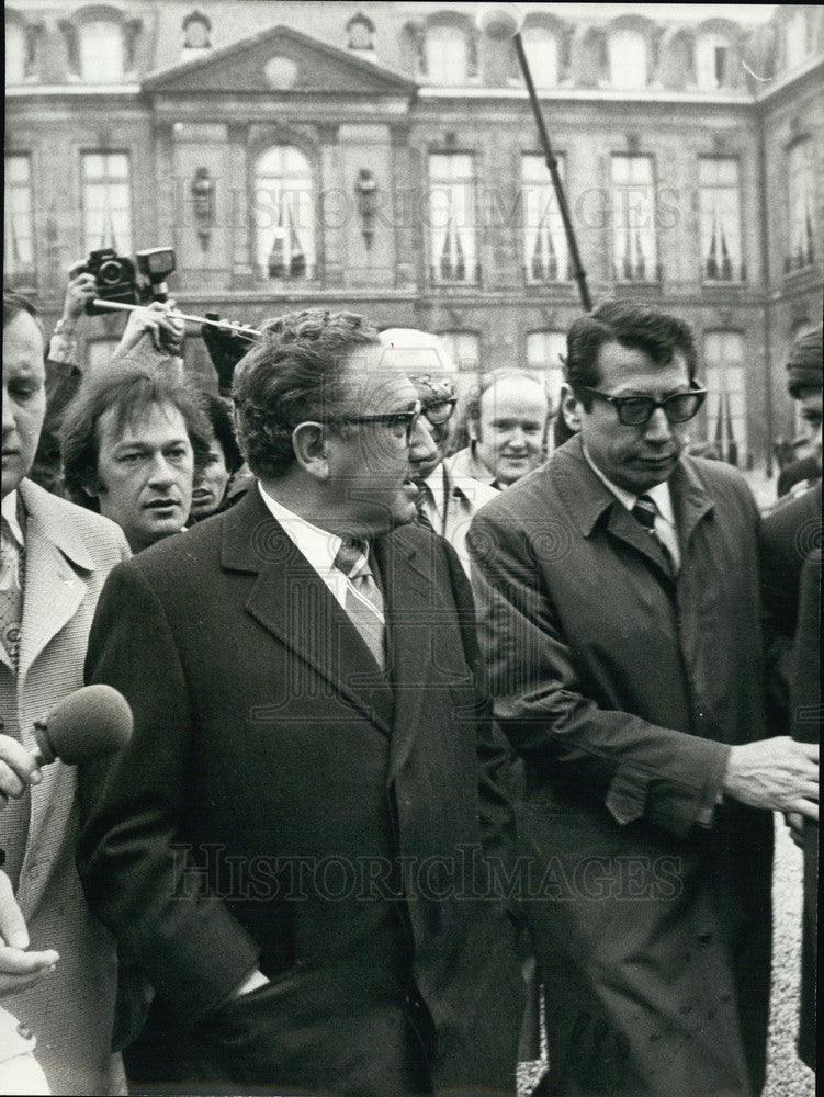 1975 Press Photo Henry Kissinger President Giscard D&#39;Estaing Elysees Palace - Historic Images