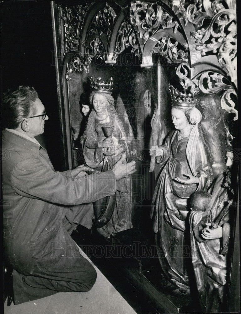 1953 Press Photo Art restorer F. F. Pitzer at Kaiserdom in Frankfurt am Main. - Historic Images