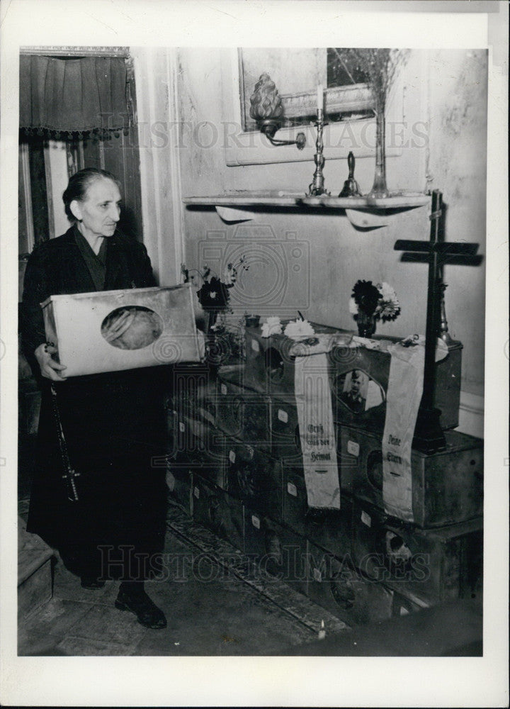 1950, Italian Woman Finds Deceased WW2 Soldiers. Mamma Lucia Apicenna - Historic Images