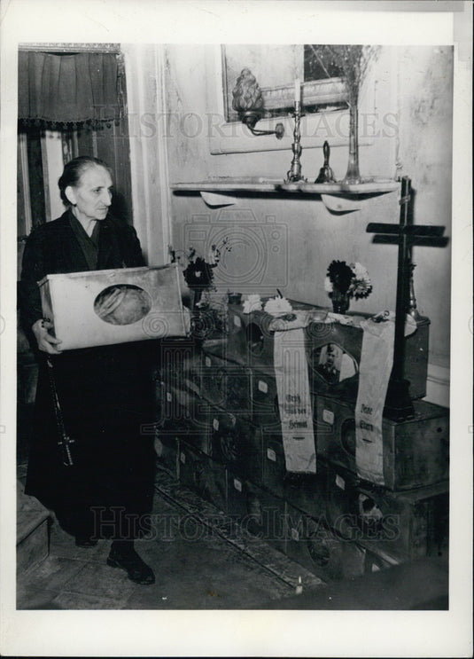 1950, Italian Woman Finds Deceased WW2 Soldiers. Mamma Lucia Apicenna - Historic Images