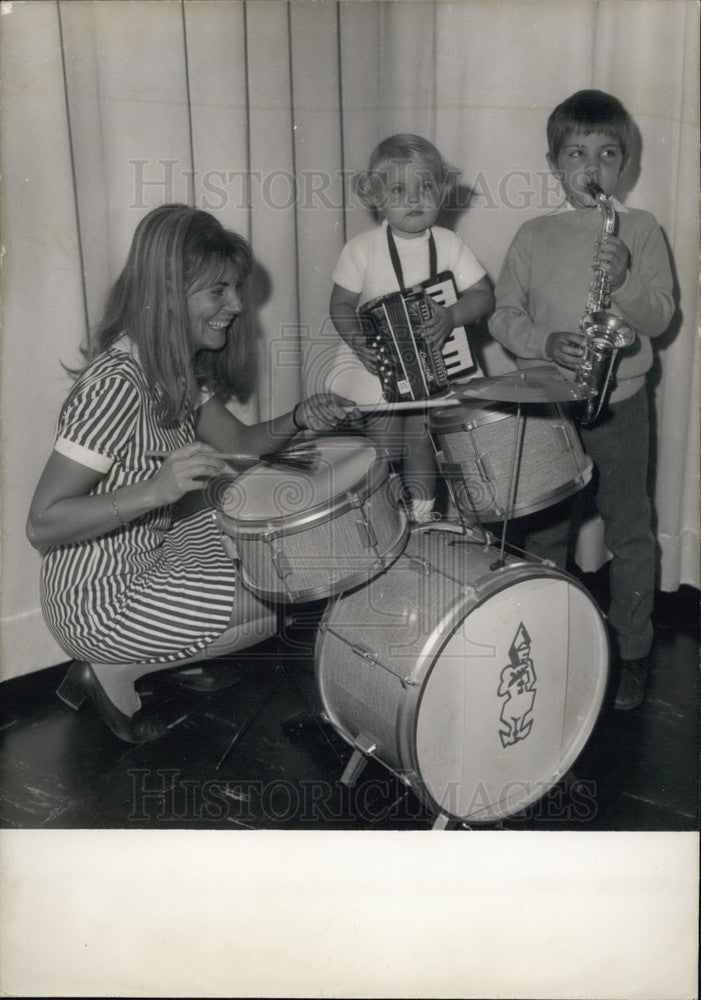 1968 Press Photo Children Playing Instruments with their Mother-Historic Images