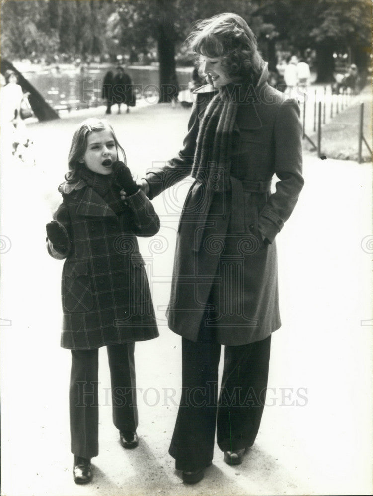 1972 Classic Trench Coat Looks for the Fall - Historic Images