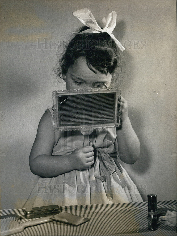 Press Photo Little Girl Plucking Eyebrows - Historic Images