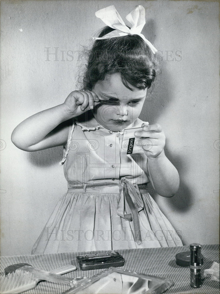 Press Photo Little Girl Putting on Mascara. - Historic Images