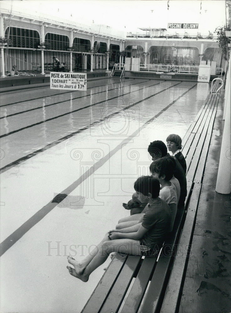 1978 Press Photo A Group of Children Sit Poolside and Wait for the Sun to Come-Historic Images