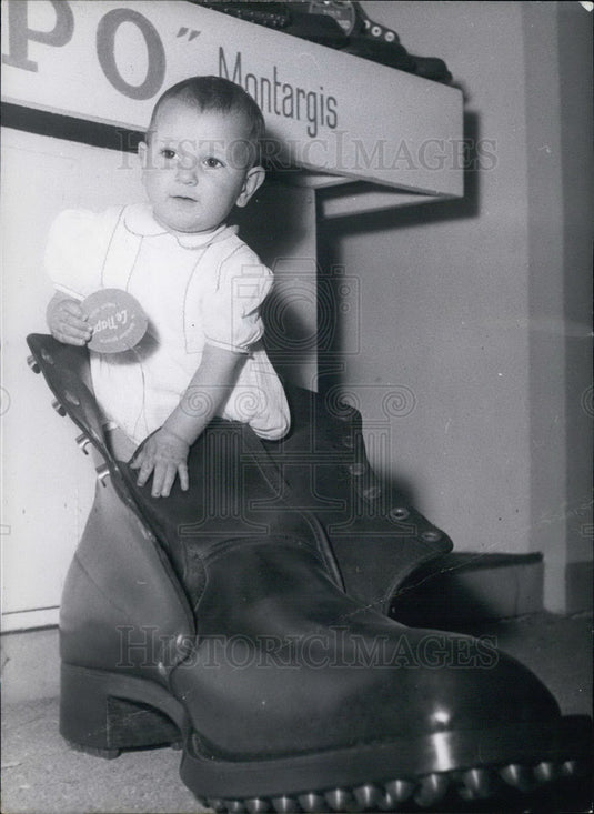 1951 Press Photo Baby Sitting in a Combat Boot-Historic Images