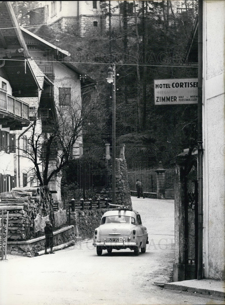 1956 Press Photo Street Picture Near St. Wolfgang, Germany. - Historic Images