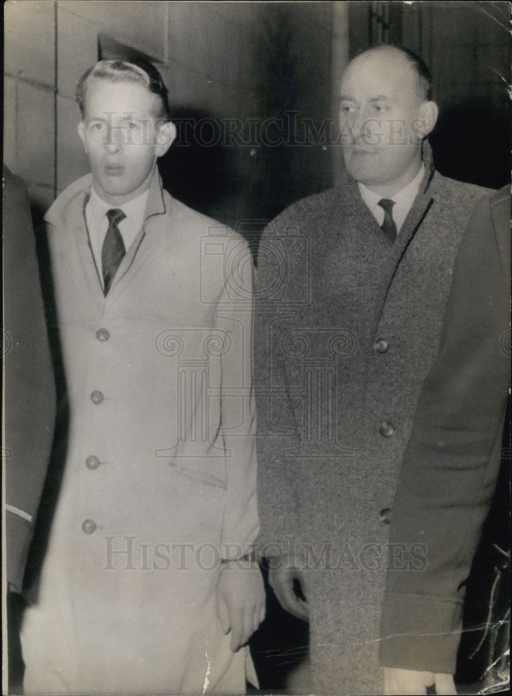 1961 Press Photo Plastic Bombers Yves Niquet and Guy Ceppe Arrive at Court - Historic Images