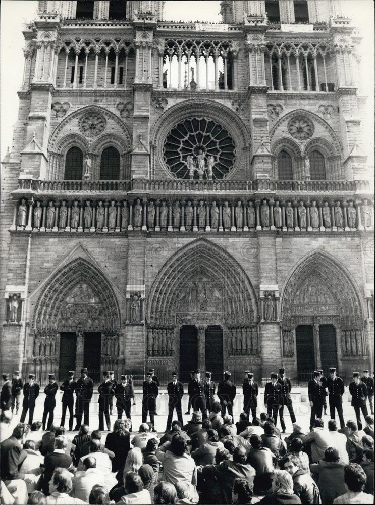 1975, Workers of Liberated Parisians Union Protest Notre Dame - Historic Images