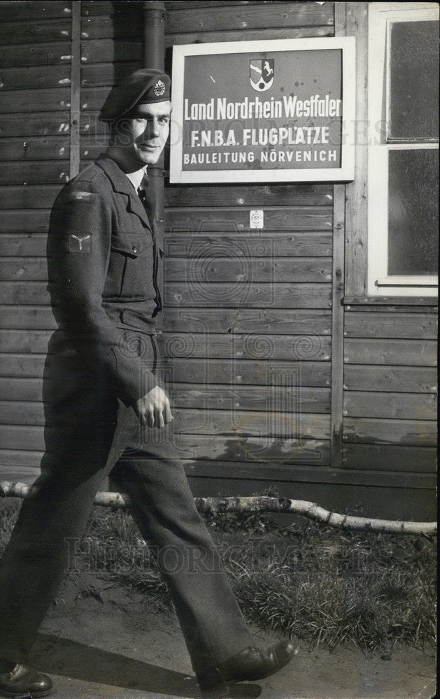 Press Photo British Soldier at German Airport.-Historic Images