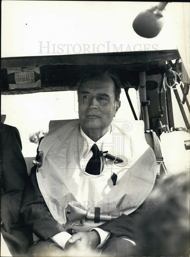 1982 Press Photo President Mitterand on the &quot;Lynx&quot; Helicopter Going to Toulon - Historic Images