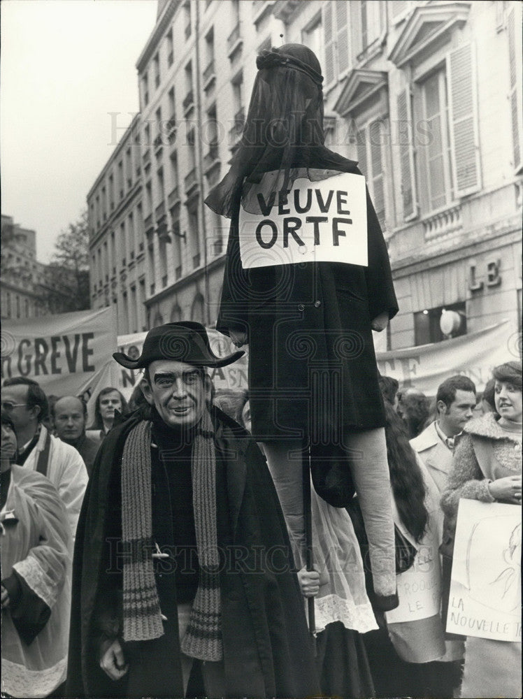 1974 Press Photo ORTF Demonstration in Paris with Man in Giscard d&#39;Estaing Mask-Historic Images