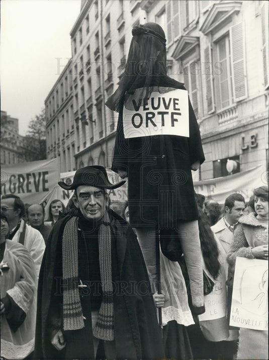 1974 Press Photo ORTF Demonstration in Paris with Man in Giscard d'Estaing Mask-Historic Images