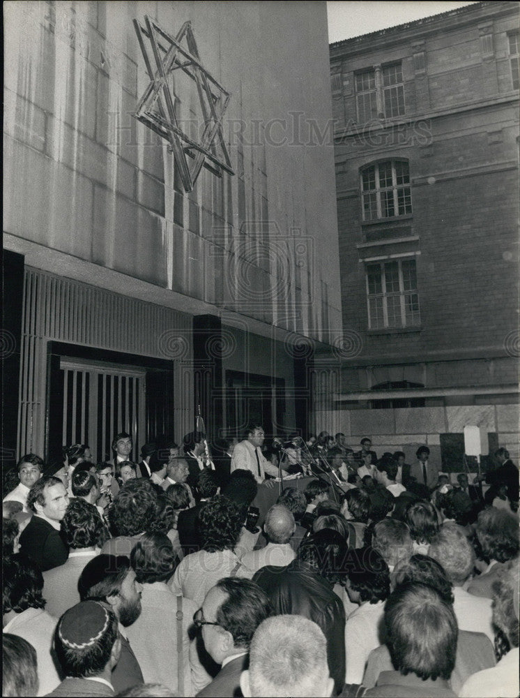 1982, Crowd at Jewish Memorial in Paris on Rue Geoffroy l&#39;Asnier - Historic Images