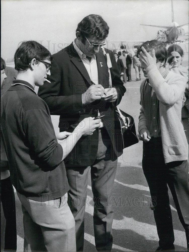 1968 Press Photo Rugby Player Dauga Gives Autographs to Fans - Historic Images