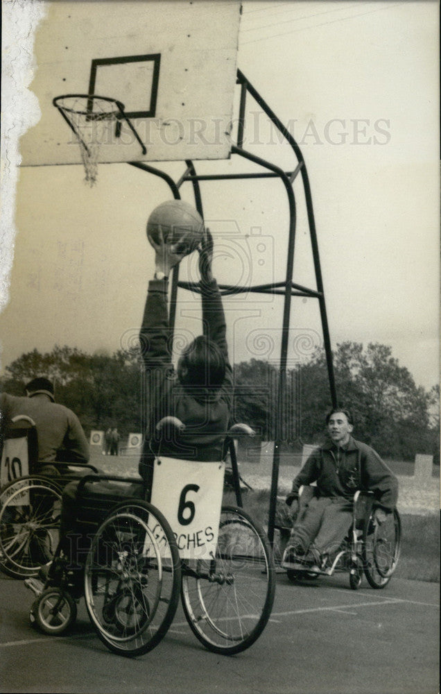 1957 Press Photo Eda Tedling &amp; Ursula Witland (Germany) Play Basketball w Dutch - Historic Images