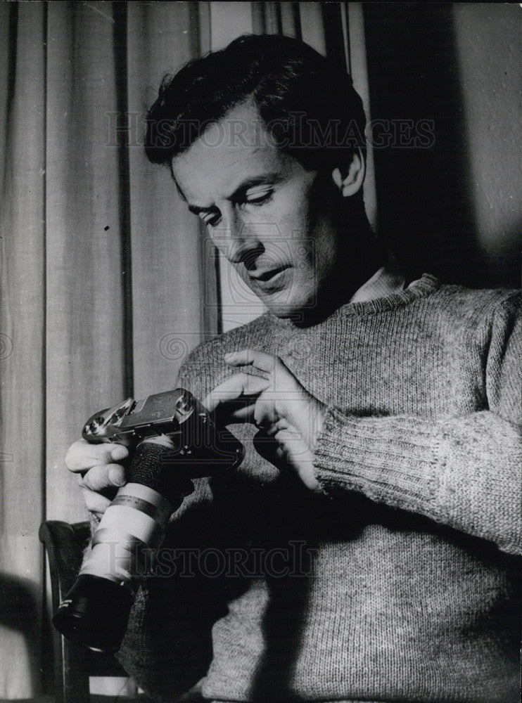 Press Photo Peter Townsend Makes Final Preparations Before World Trip. - Historic Images