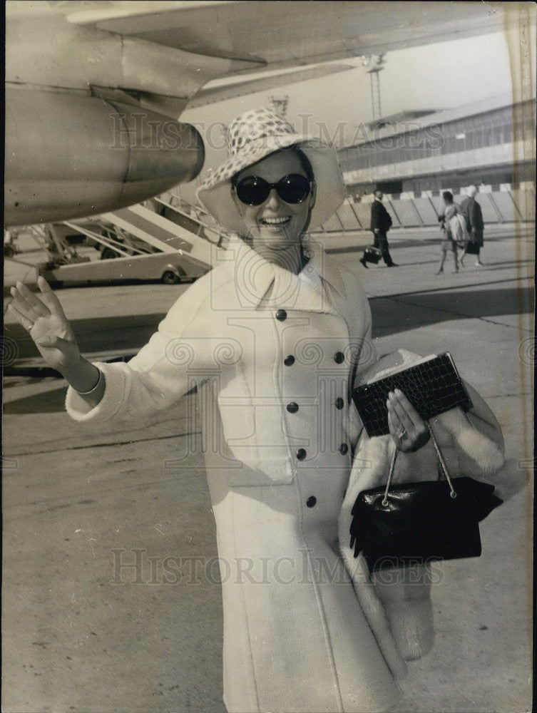 virna lissi white dress 1966 Press Photo Virna Lisi Arrives Paris Filiming "25th Hour"