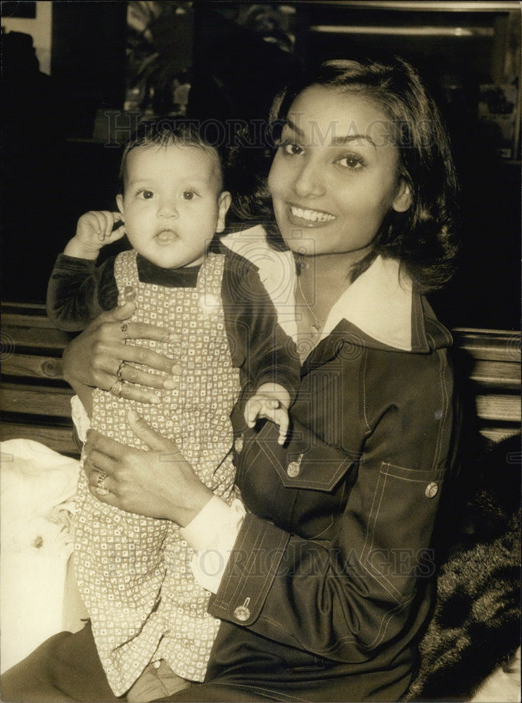 1973 Press Photo Michael Caine&#39;s Wife, Sakira, with their Daughter, Natasha-Historic Images