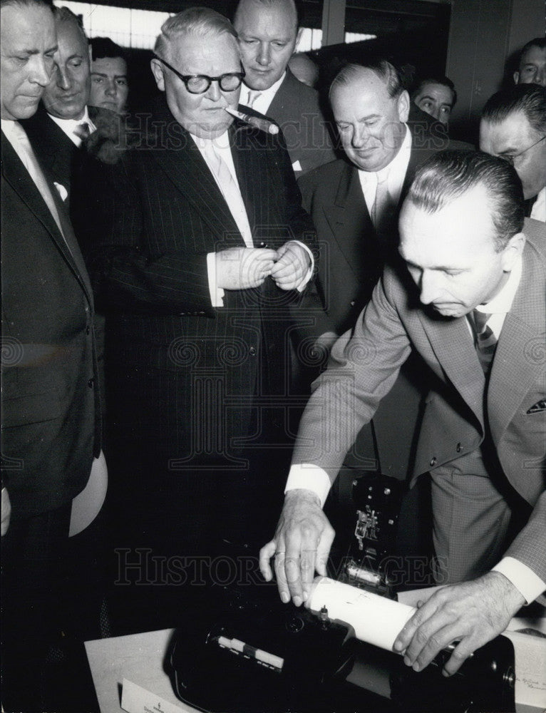 1957 Press Photo German Economic Minister Erhard at Industrial Fair. Hannover. - Historic Images