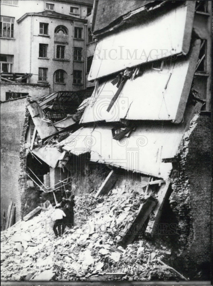 1962 Press Photo Twenty People Killed Building Collapse Brussels-Historic Images