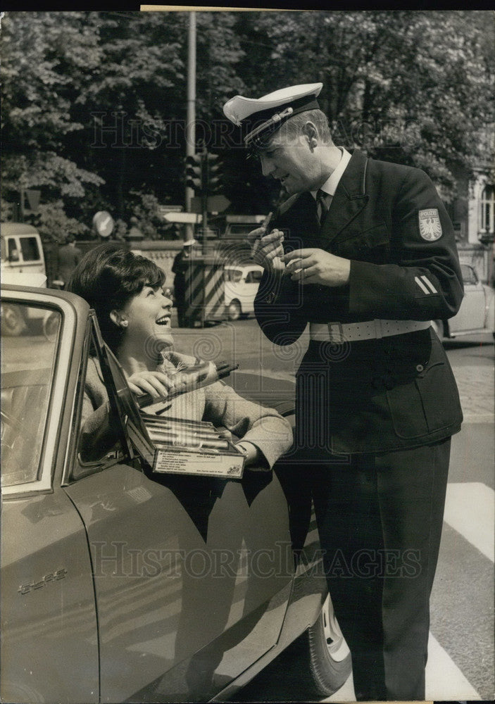 1966 Press Photo Motorist Gives German Policeman Cigar. Father&#39;s Day. - Historic Images