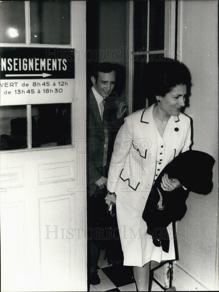 1972 Press Photo Rene Desramault Leaves Justice Center Versailles - Historic Images