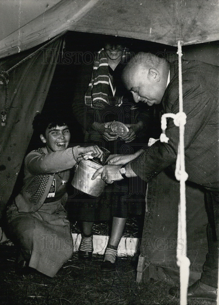 1953 Hamburg Park. Woman Shows Man Cooking Pot. - Historic Images