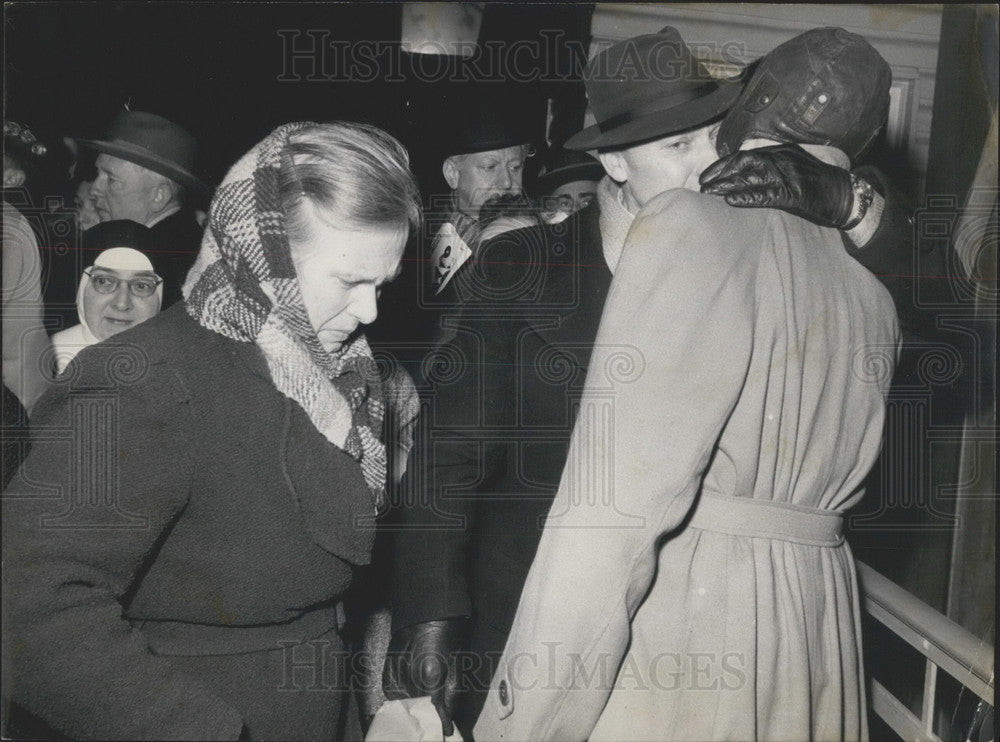 1956 Press Photo Separated German Family Meet At Nuremberg Station - Historic Images