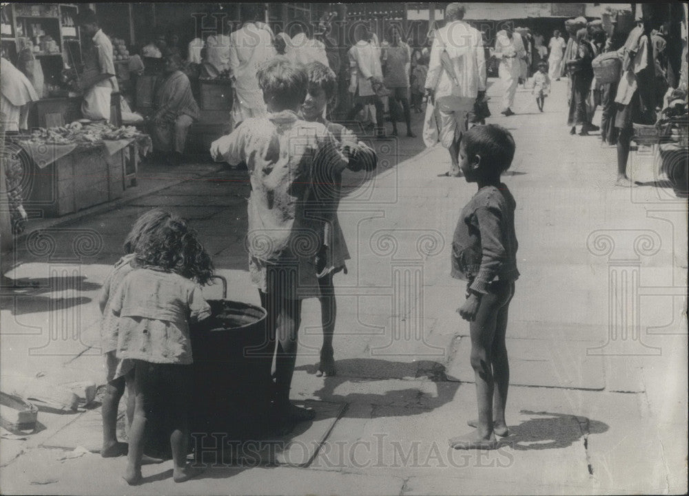 Press Photo Indian Children Search for Food. - Historic Images