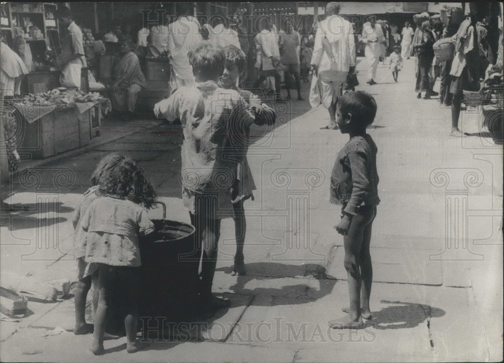 Press Photo Indian Children Search for Food. - Historic Images