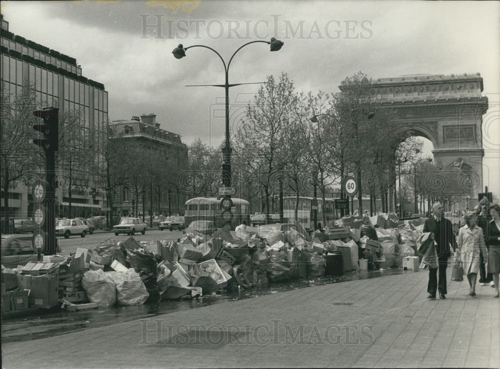 1977 Press Photo Trash on the Champs-Elysee During Garbage Man Strike - Historic Images