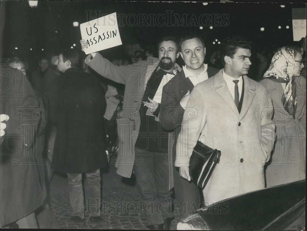 1965 Press Photo Demonstration Calling for Peace in Vietnam in Paris-Historic Images