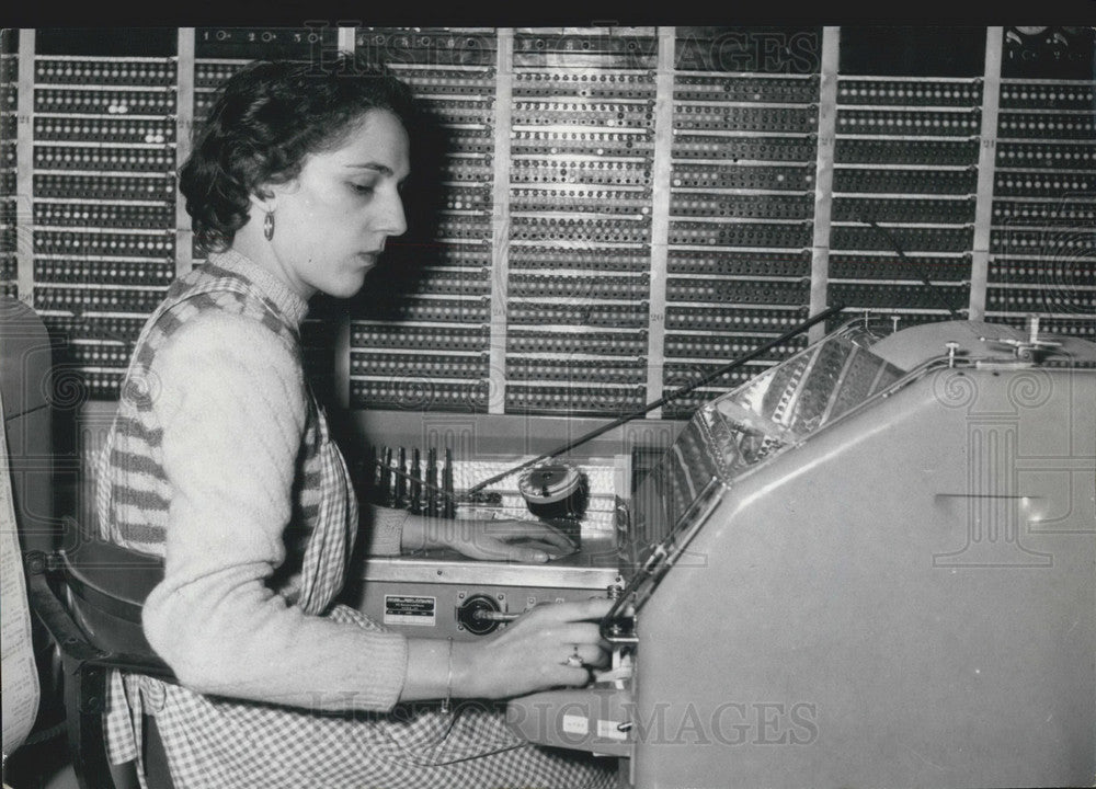 1957 Press Photo Automatic Operator System Opens Grenelle Street Paris-Historic Images