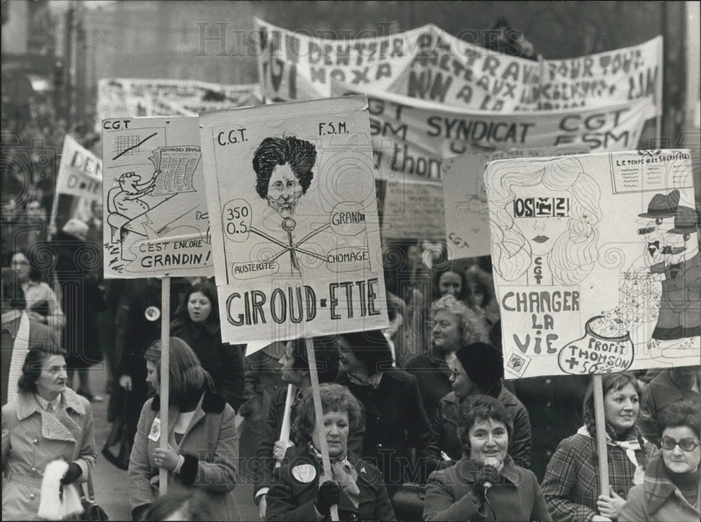 1975 Press Photo Women Workers Protest at Royal Hall - Historic Images