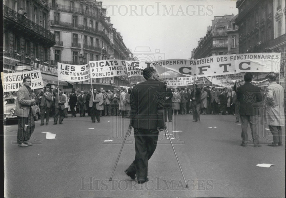 1961 Press Photo Demonstrators in the Avenue De L&#39;Opera on the way to the finan - Historic Images