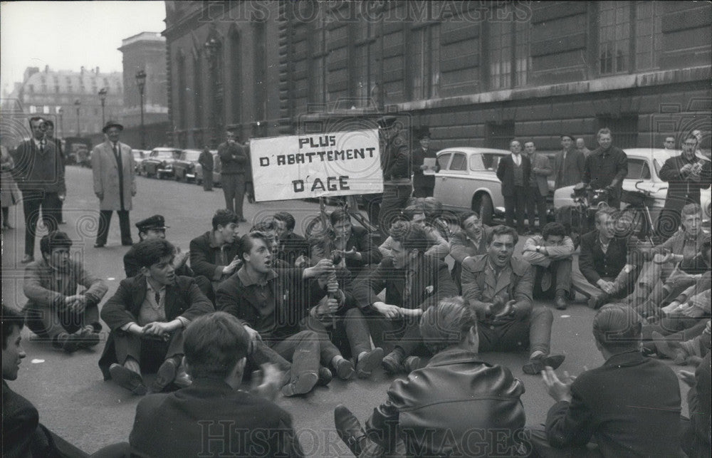 1961 Press Photo  Young Telegraphists sitting on the road - Historic Images