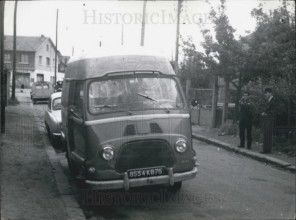 1962 Press Photo Policemen stand looking at the closed window of a television sh-Historic Images