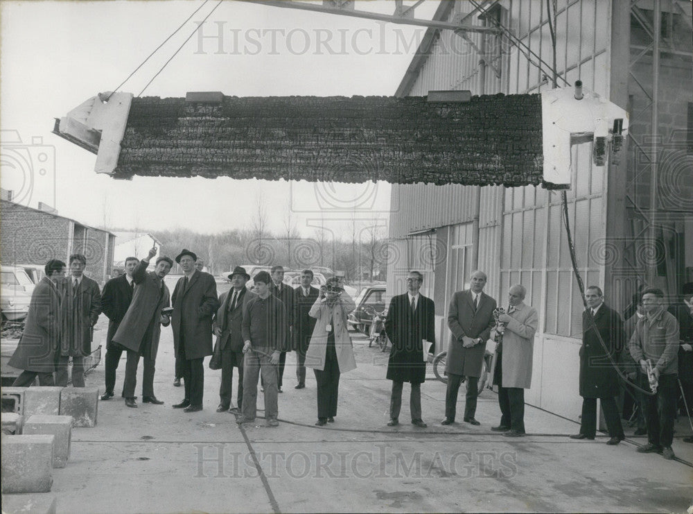 1970, Spectacular Experiment Fir Beam in 960 Degree Oven Unscathed - Historic Images