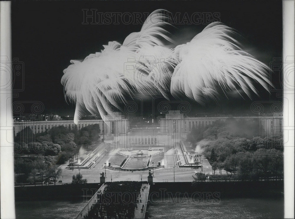 1965 Press Photo Fireworks at the Palais de Chaillot-Historic Images