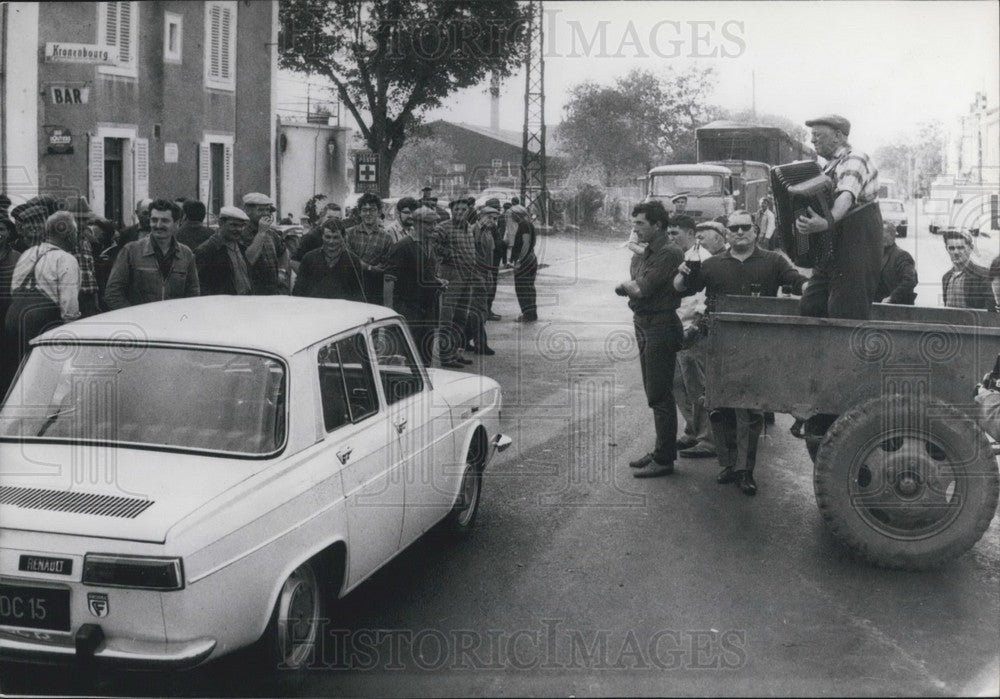 1967 Press Photo Wine Country Peasants Demonstration - Historic Images