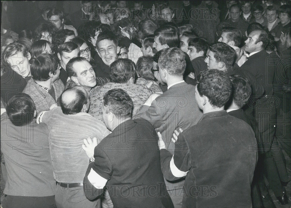 1968 Press Photo White Armband Ushers. NPD Rally in Munich. - Historic Images